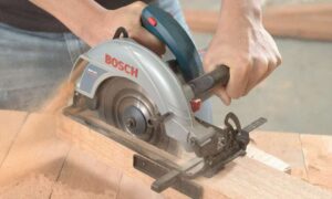 Une scie circulaire Bosch qui découpe un panneau de bois
