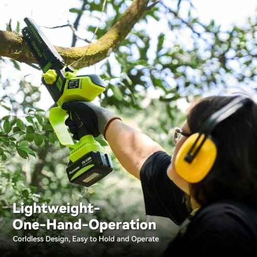 Une personne qui utilise une mini tronçonneuse